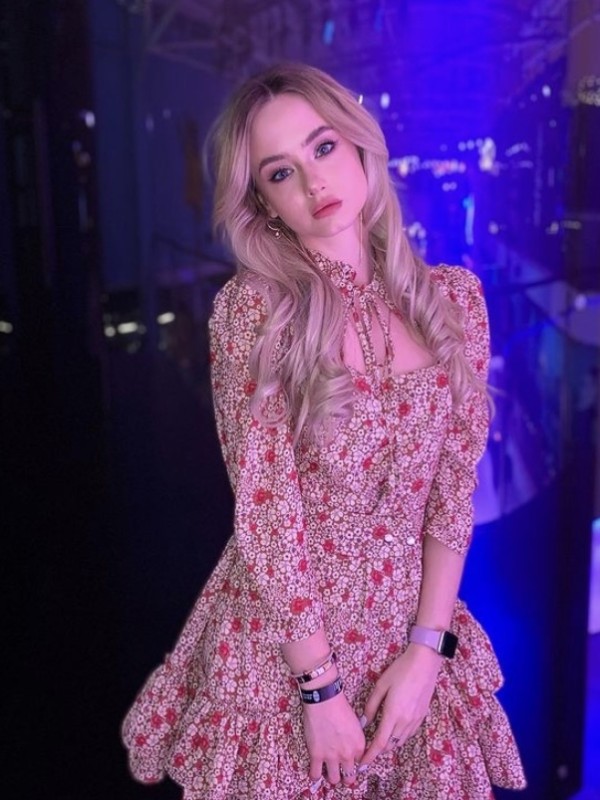 🎥 Евгения привлекательная девушка из Миусинска цена от 6000 руб